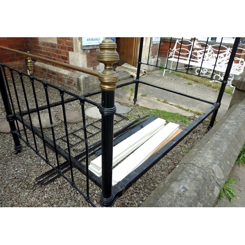 957 - An Edwardian Art Nouveau brass and iron double bed, 140cm wide