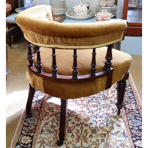 1134 - A 19th century mahogany framed tub chair with spindle back and turned supports