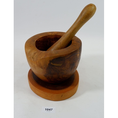 1047 - A Lignum Vitae pestle and mortar on stand, 17cm diameter