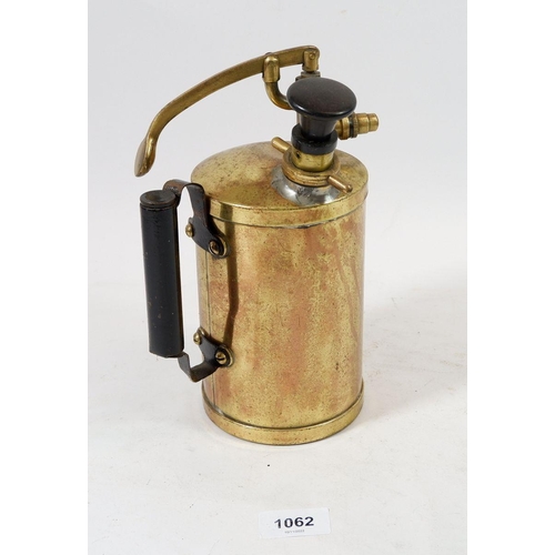 1062 - An Edwardian brass garden spray