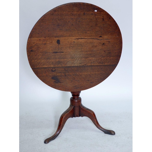 1280 - A Georgian oak tilt top occasional table on turned column and triple supports, 70cm wide