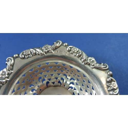 372 - A silver pierced trinket dish with floral border, 38g