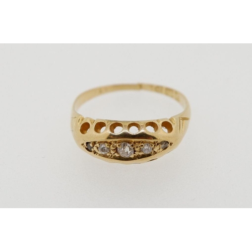 424 - A Victorian 18ct gold ring set three diamonds a/f