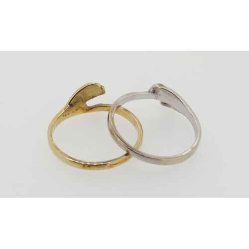 431 - A 14 carat yellow and white gold two part friendship ring with two interlocking hands, 5g