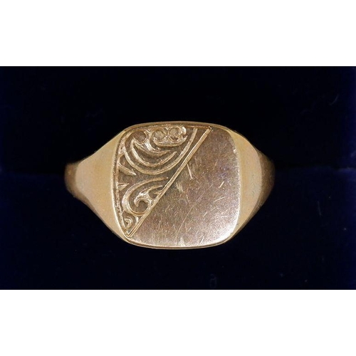 433 - A 9 carat gold gentleman's signet ring, 2.9g size T to U