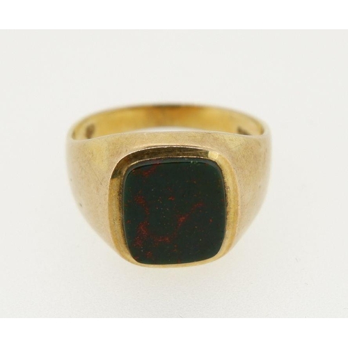 459 - A 9 carat gold gentleman's signet ring set bloodstone, size V, 6g