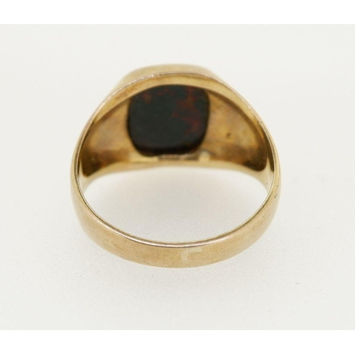 459 - A 9 carat gold gentleman's signet ring set bloodstone, size V, 6g