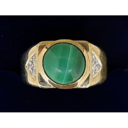 461 - A 9 carat gold gentleman's signet ring set malachite, size S to T, 8.3g