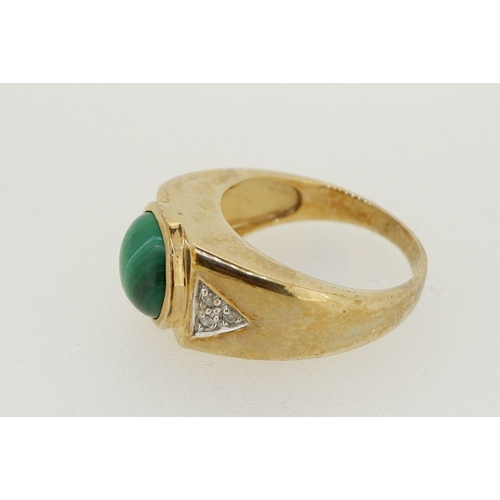 461 - A 9 carat gold gentleman's signet ring set malachite, size S to T, 8.3g