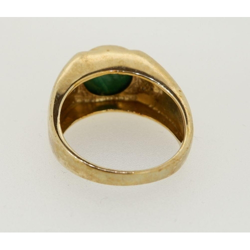 461 - A 9 carat gold gentleman's signet ring set malachite, size S to T, 8.3g