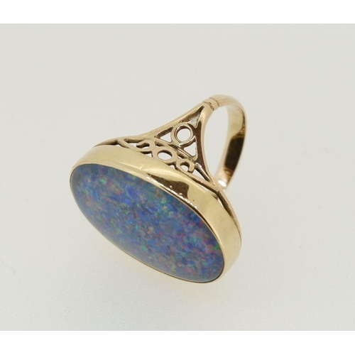 463 - A 9 carat gold ring set large opal, size O, stone size 2.4cm