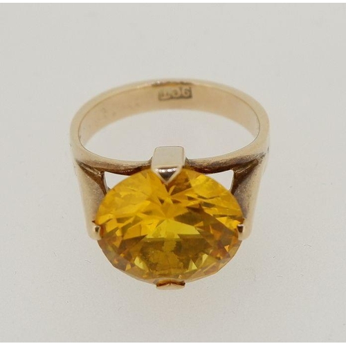 484 - A 9 carat gold ring set large yellow stone, size M, 5g