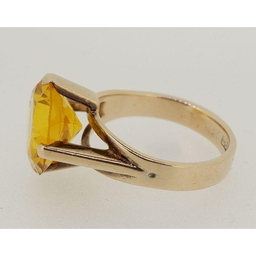 484 - A 9 carat gold ring set large yellow stone, size M, 5g