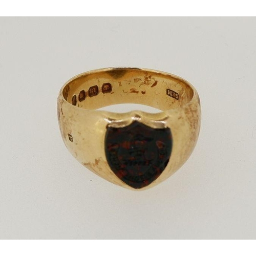 485 - An 18 carat gold seal ring set blood stone shield, total weight 10.5g