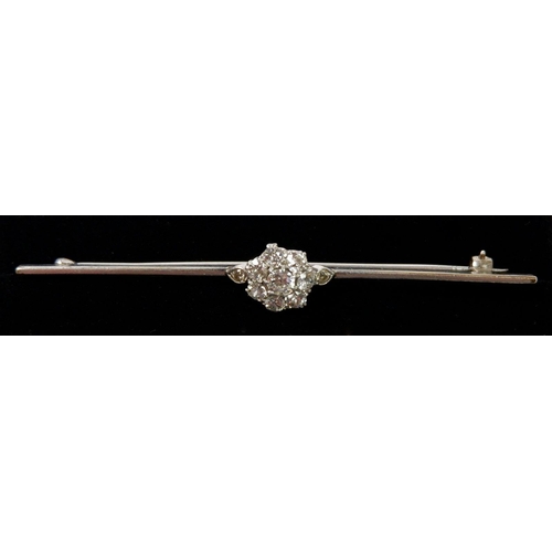 494 - A diamond cluster bar brooch set in platinum or white gold, bar 7cm long, 3.8g