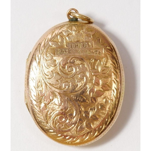 499 - A gold oval locket with engraved decoration, 5.5g, 3 x 2.3cm