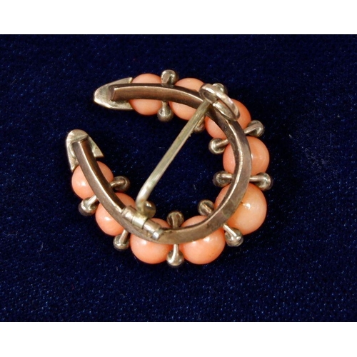 507 - A Victorian yellow metal coral and seed pearl horseshoe form brooch, 2.7 x 2.5cm