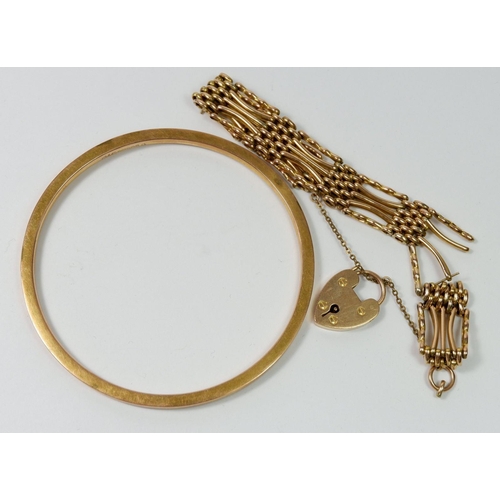 541 - A 9 carat gold bangle, 8.2cm diameter, 6.5g and a 9 carat gold gate link bracelet, 15.6g