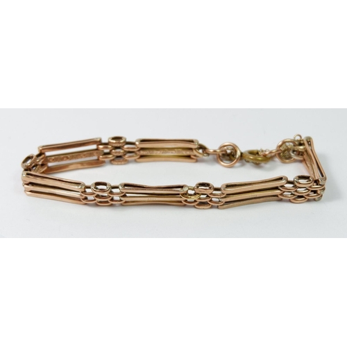 542 - A 9 carat gold gatelink bracelet with later added metal clasp, 9g