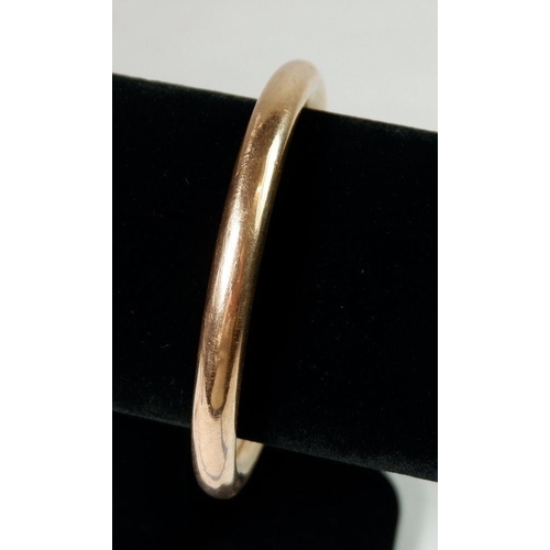 546 - A 9 carat gold hollow bangle marked '9ct', 8cm diameter, 15.5g