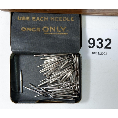 932 - A good collection of gramophone needles in tins