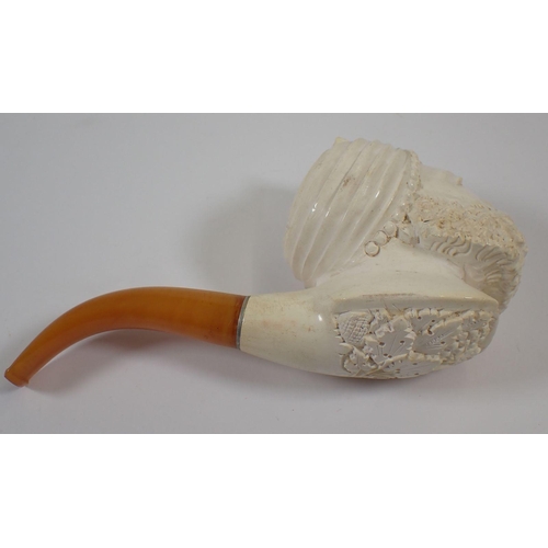 1165 - A Meerchaum pipe in the form of an Eastern man with turban, with amber mouthpiece