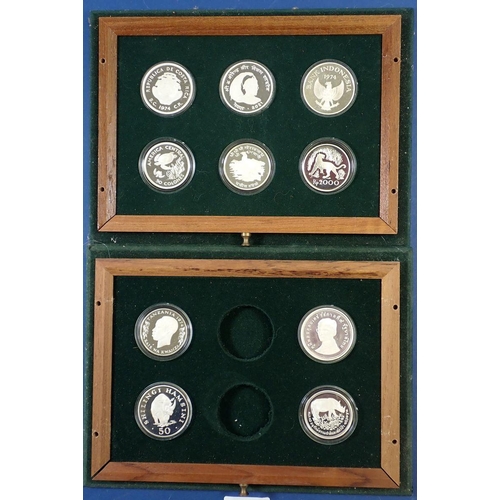 708 - Ten 1974 silver proof (925) coins from the Wildlife Conservation series in 2 wooden display cases - ... 