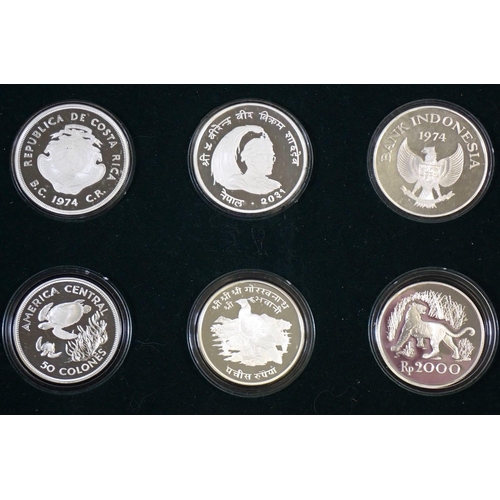 708 - Ten 1974 silver proof (925) coins from the Wildlife Conservation series in 2 wooden display cases - ... 