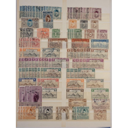 861 - Egypt: Blue 16 page A4 stock-book full and small packet loose, 1860s-1960s. Defin, commem, official ... 