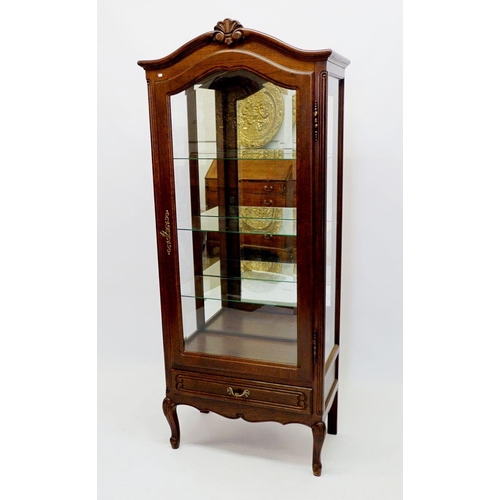 1020 - An 20th century oak French style single door vitrine cabinet with carved surmount and cabriole feet,... 