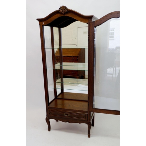 1020 - An 20th century oak French style single door vitrine cabinet with carved surmount and cabriole feet,... 