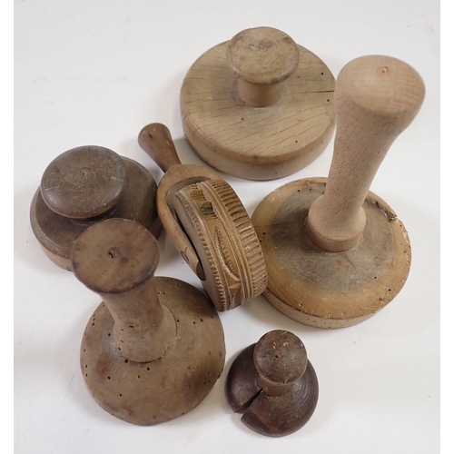 641 - A box of antique butter stamps, pastry wheels and carved wooden cow mould