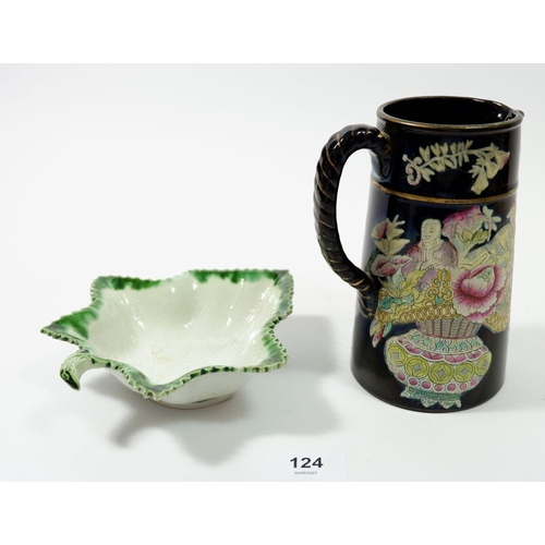 124 - A creamware leaf form pickle dish and a Victorian pottery jug decorated Chinoiserie scenes