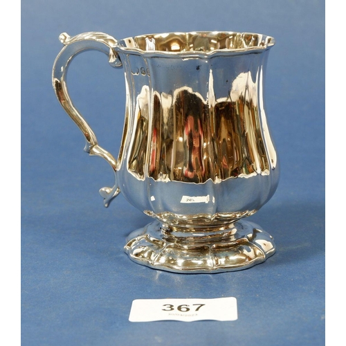 367 - A Georgian silver mug, London 1825, 145g, 9cm