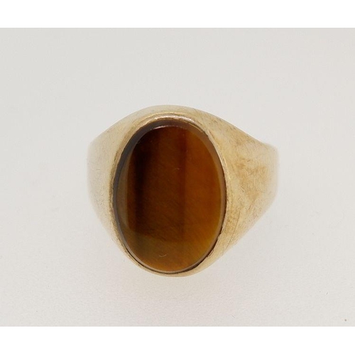 438 - A 9 carat gold gentleman's tigers eye signet ring, 3g, size M