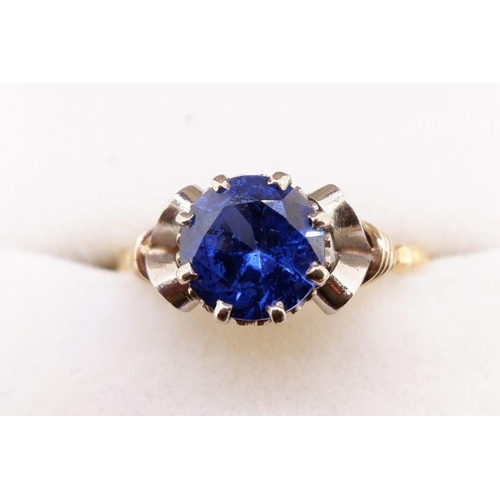 446 - A single stone sapphire ring of good colour, approx 1.5cts, in yellow and white gold scroll setting,... 