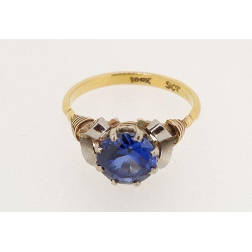 446 - A single stone sapphire ring of good colour, approx 1.5cts, in yellow and white gold scroll setting,... 