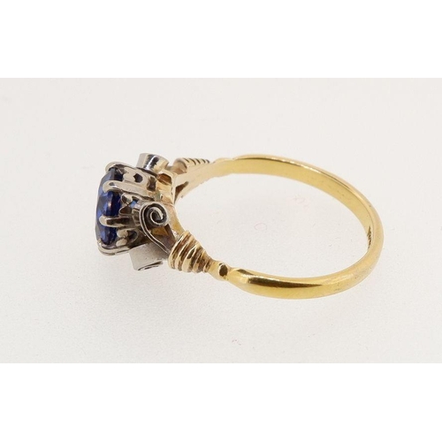 446 - A single stone sapphire ring of good colour, approx 1.5cts, in yellow and white gold scroll setting,... 