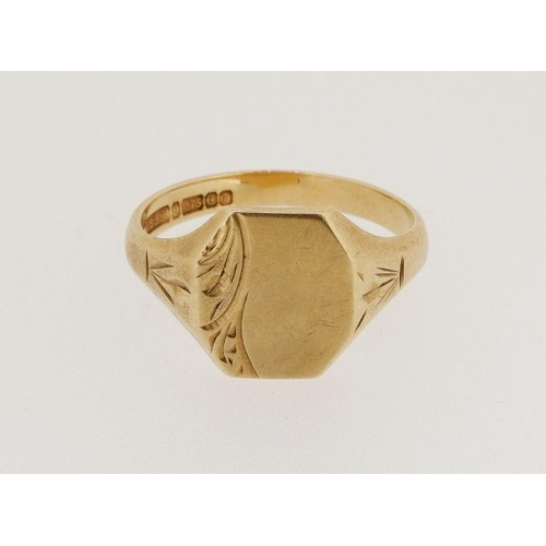 457 - A 9 carat gold gentleman's signet ring, 4.4g