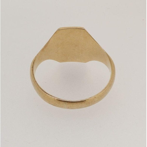 457 - A 9 carat gold gentleman's signet ring, 4.4g