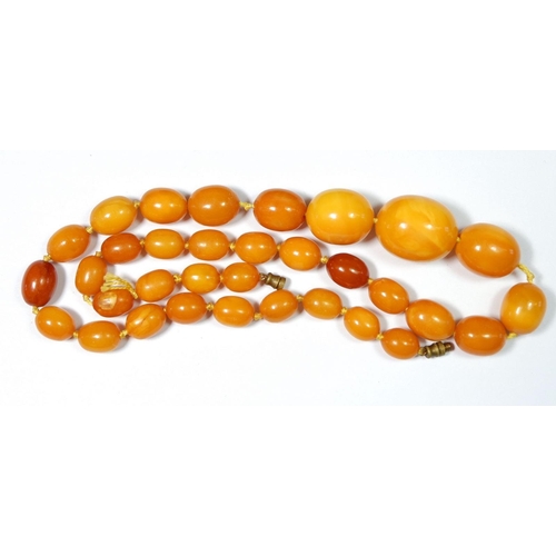 542 - An early 20th century amber bead necklace, largest bead 2.6cm, 44g, 55cm long