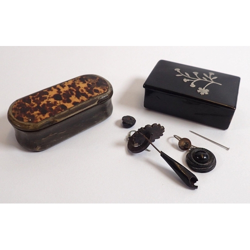 805 - A 19th century horn and 'tortoiseshell' snuff box and a papier mache snuff box with metal flower inl... 