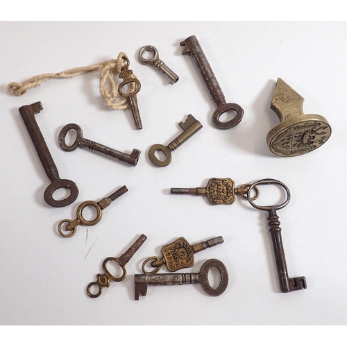 826 - A large metallic seal and various small keys