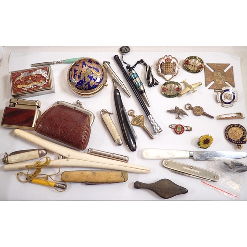 831 - A box of collectables including badges, penknives, small cut throat razor etc.