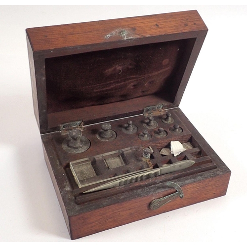 862 - A set of 19th century gold or chemical weights in mahogany box, 11cm wide