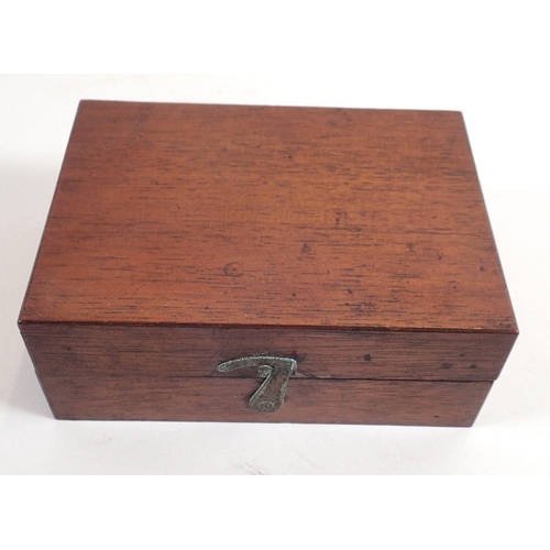 862 - A set of 19th century gold or chemical weights in mahogany box, 11cm wide