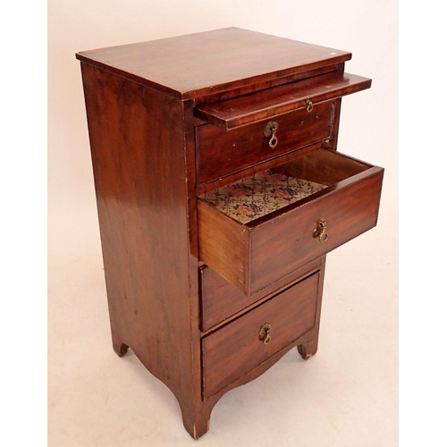 995 - An early 20th century bachelors chest and four graduated drawers, 50 x 42 x 96cm (alterations)