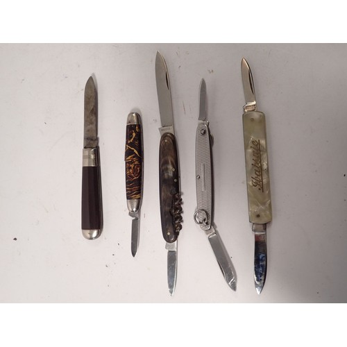 836 - A collection of various pocket knives etc.