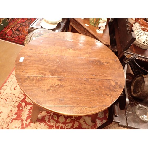 1382 - An 18th century elm topped cricket table with undertier and angular supports, 76cm diameter, 75cm hi... 