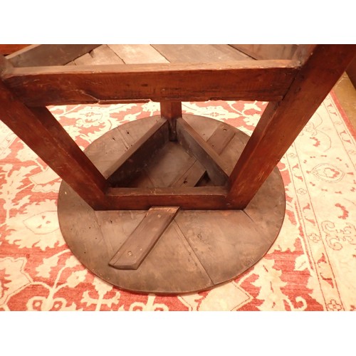 1382 - An 18th century elm topped cricket table with undertier and angular supports, 76cm diameter, 75cm hi... 